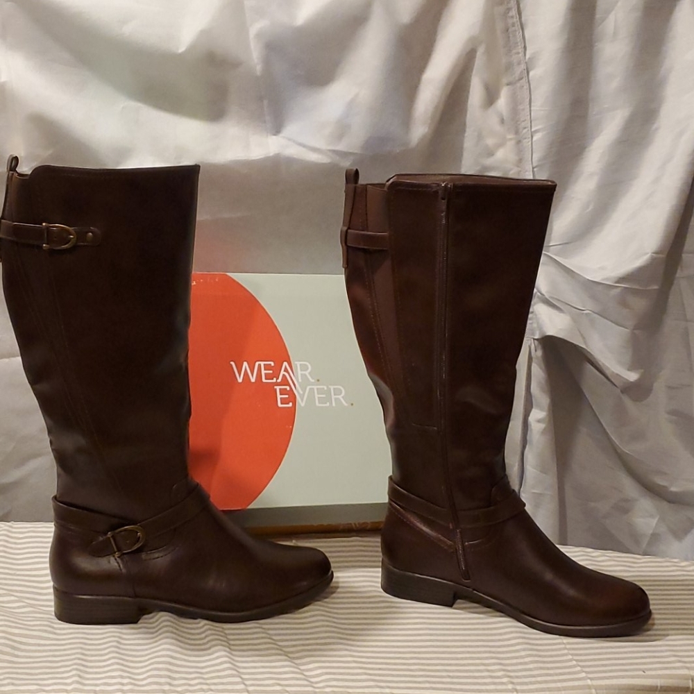 Women's boots size 9
